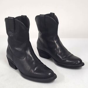 Beautiful Born leather ankle boots in excellent condition size 6.5.